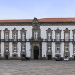 Retratos dos Bispos do Porto em livro
